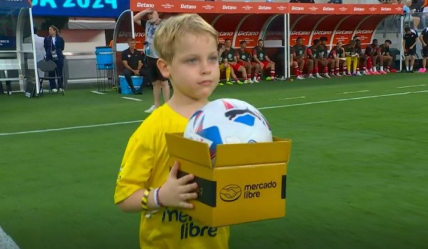 Mirko, el hijo de Marley, capt la atencin del pblico en la previa de Argentina vs Canad