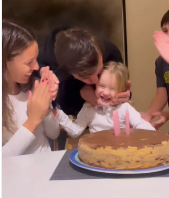 El dulce momento de Pampita y Roberto Garca Moritn soplando las velitas de su hija Anita