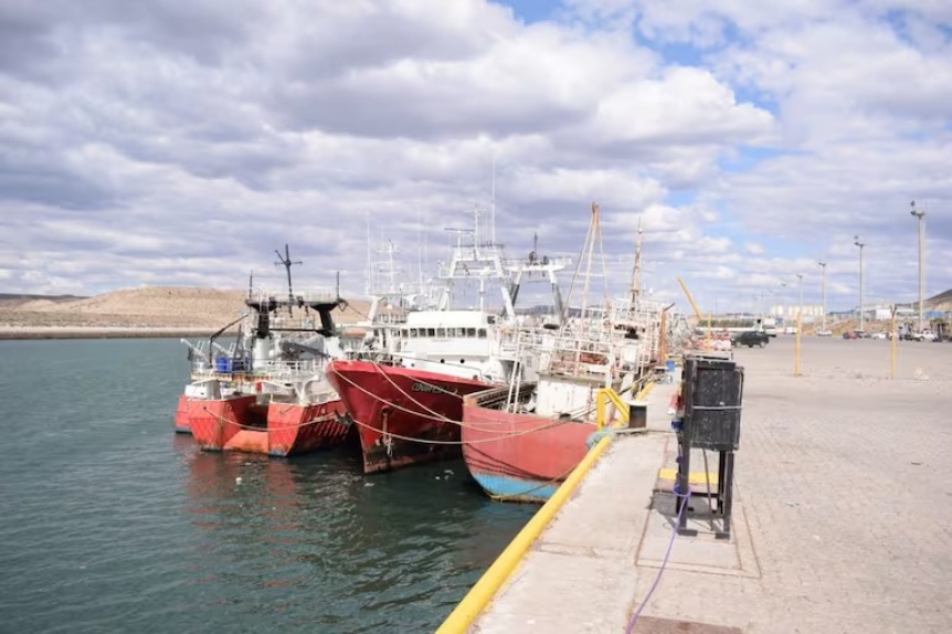 El peor final: un hombre que trabajaba en un barco, se le cay una tapa de 500 kilos y muri aplastado