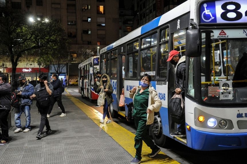 Entre aumentos y recortes, 7 de cada 10 argentinos usa el colectivo para ir a trabajar